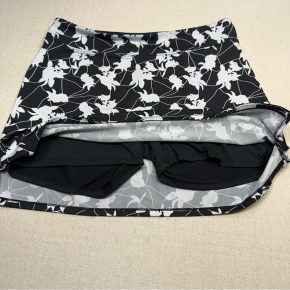 Tranquility by Colorado Clothing Black and White Patterned Mini Skort - Small - Picture 2 of 9